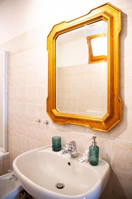 Cozy Apartment With A Strategic Position Флоренция Экстерьер фото